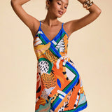 Vestido Curto de Alça Fina e Decote